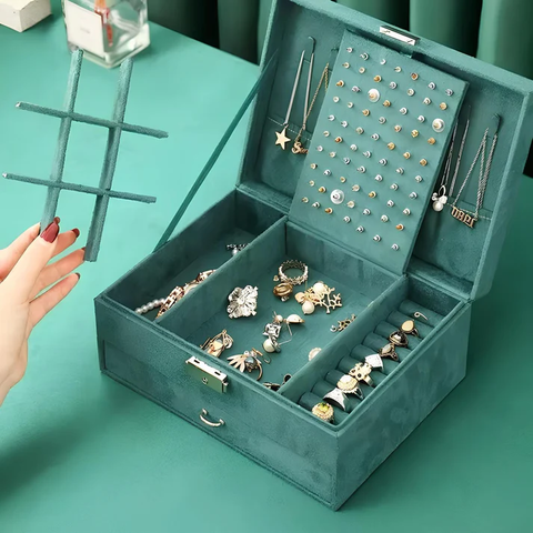 Organisation de bijoux avec une boîte compartimentée